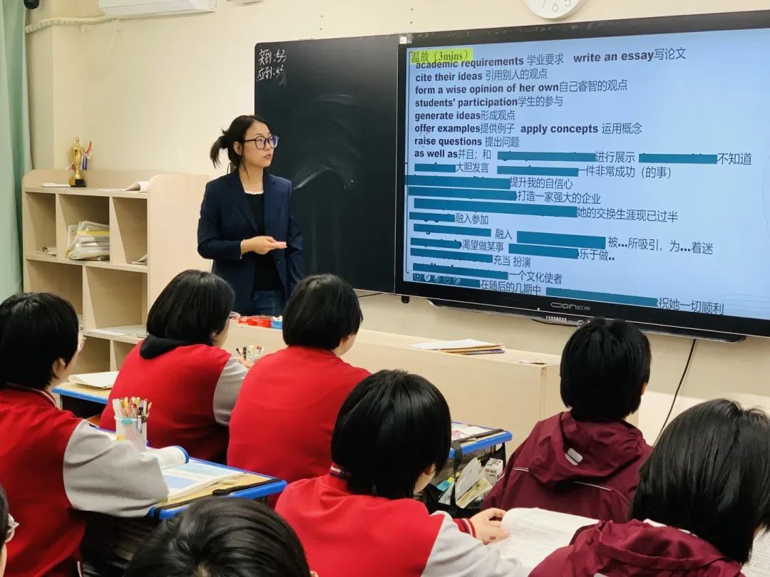三尺講臺有溫度 微光致遠(yuǎn)育桃李丨師者匠心，扎根在校園的每個(gè)角落