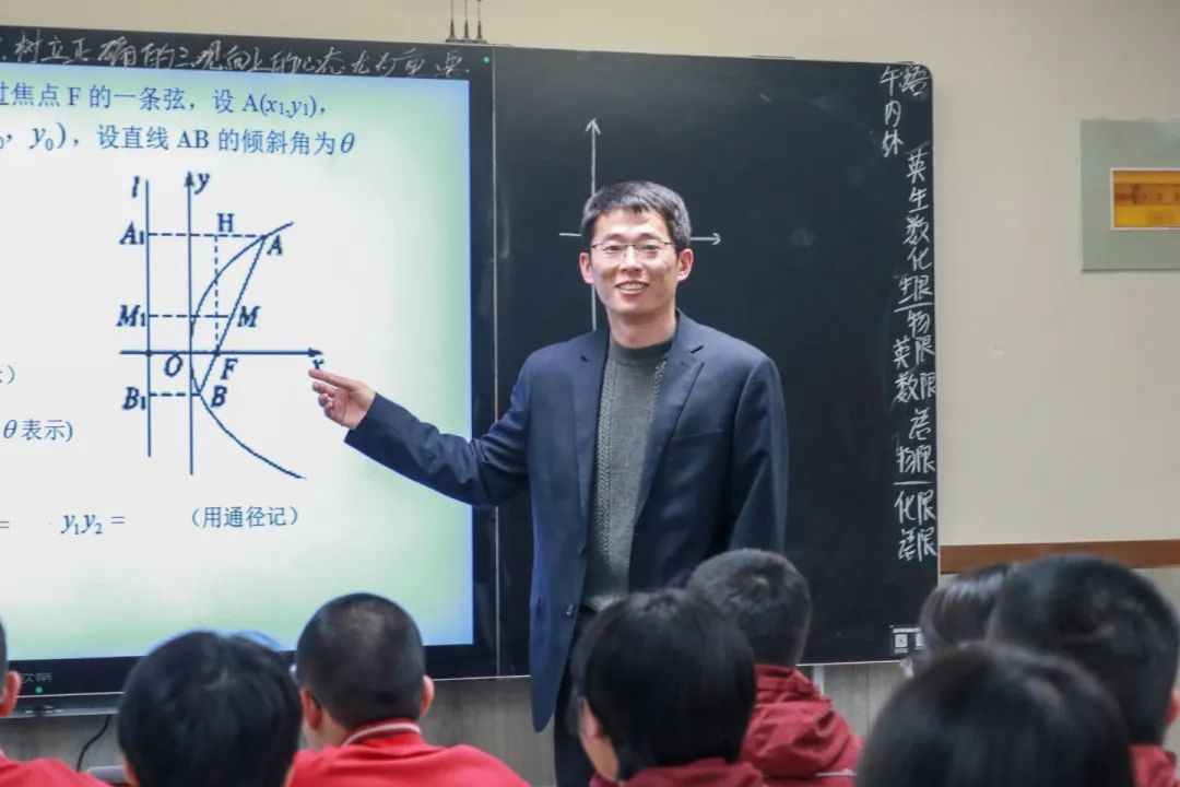 三尺講臺有溫度 微光致遠(yuǎn)育桃李丨師者匠心，扎根在校園的每個(gè)角落