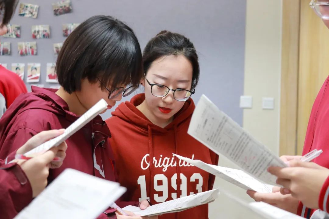三尺講臺有溫度 微光致遠(yuǎn)育桃李丨師者匠心，扎根在校園的每個(gè)角落