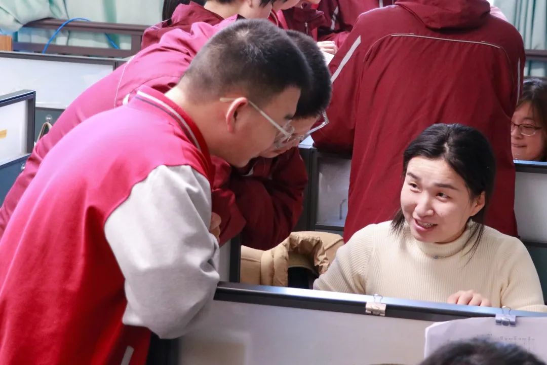 三尺講臺有溫度 微光致遠(yuǎn)育桃李丨師者匠心，扎根在校園的每個(gè)角落