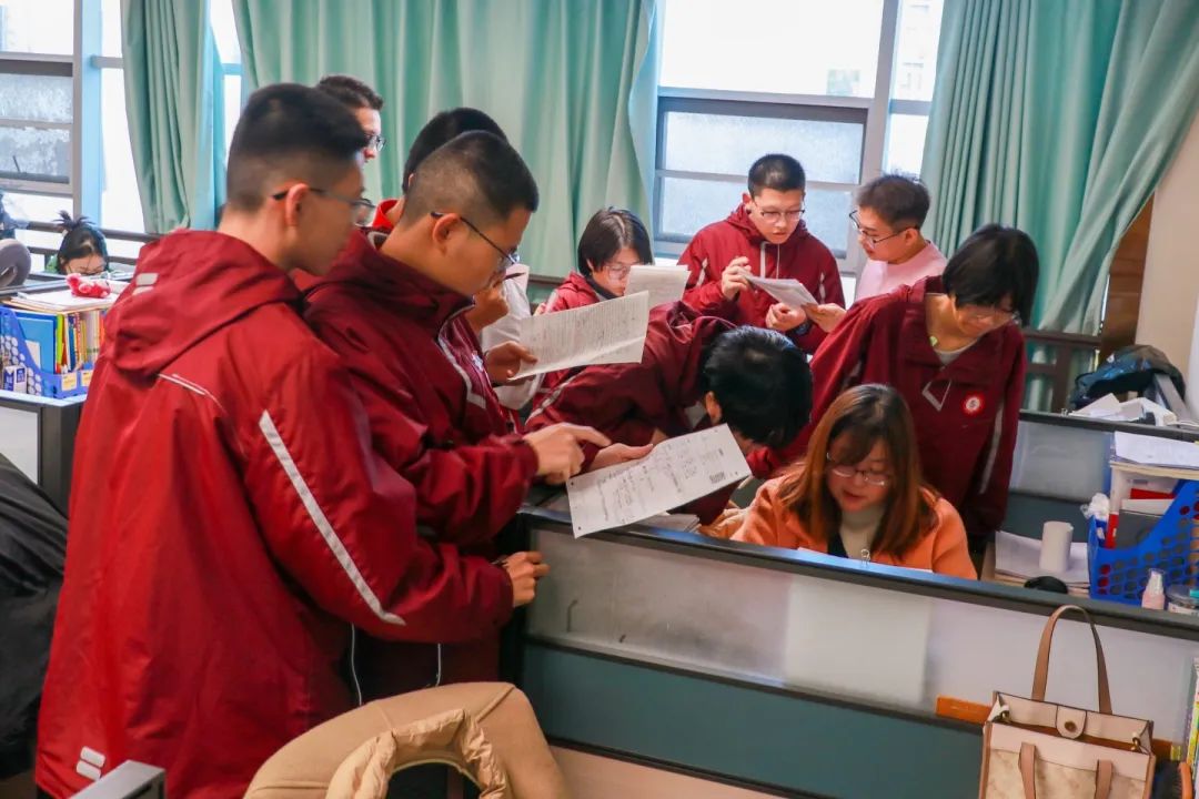 三尺講臺有溫度 微光致遠(yuǎn)育桃李丨師者匠心，扎根在校園的每個(gè)角落