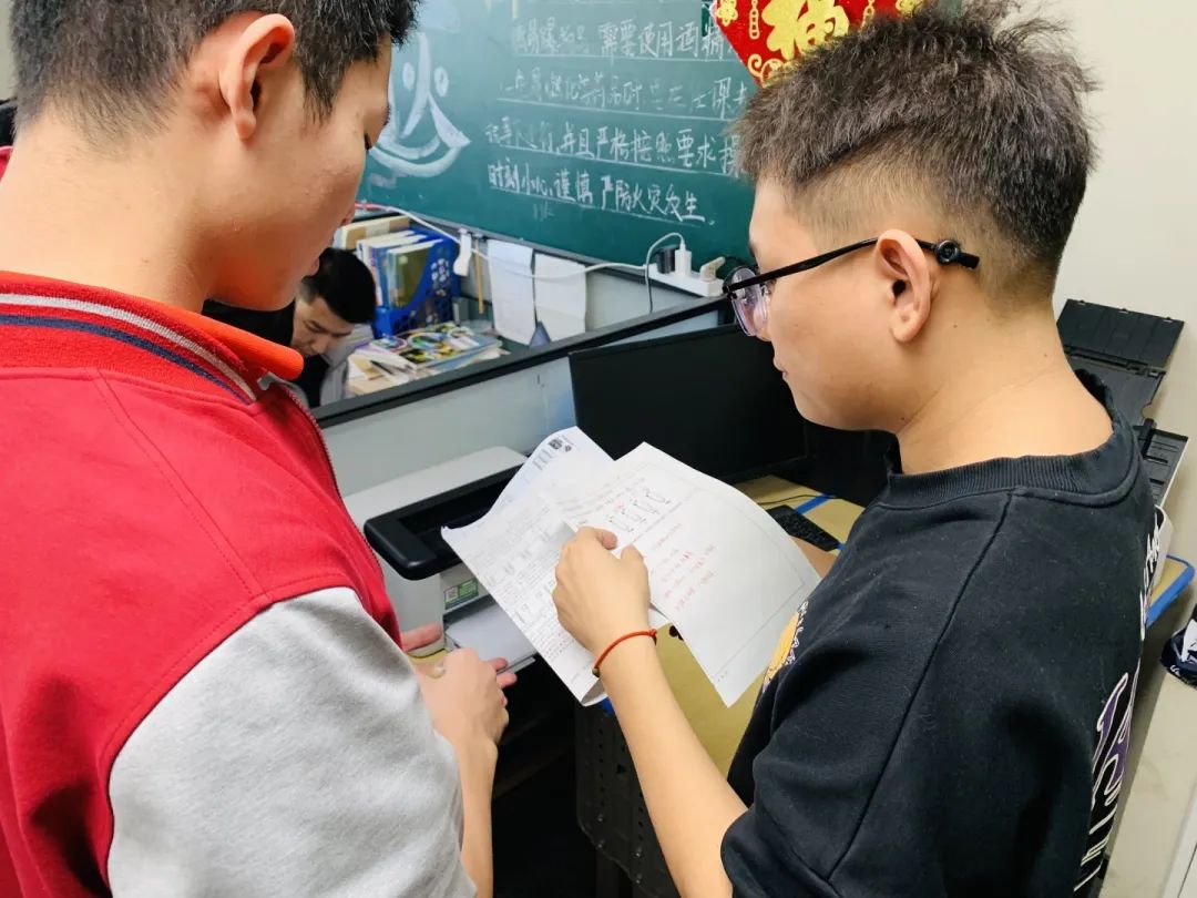三尺講臺有溫度 微光致遠(yuǎn)育桃李丨師者匠心，扎根在校園的每個(gè)角落