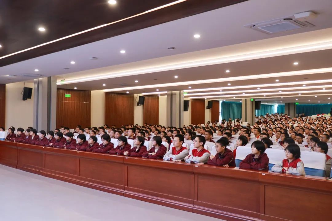 消防知識(shí)進(jìn)校園 安全意識(shí)筑心間丨消防救援大隊(duì)教員到校開展消防知識(shí)講座
