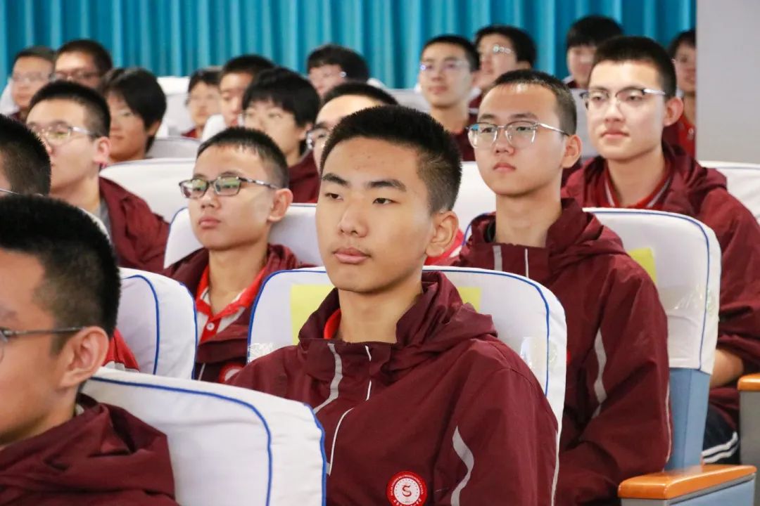 消防知識(shí)進(jìn)校園 安全意識(shí)筑心間丨消防救援大隊(duì)教員到校開展消防知識(shí)講座