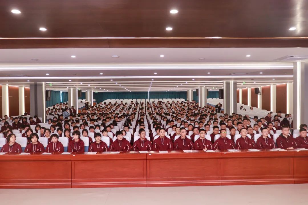 985、211名校面對(duì)面丨西安電子科技大學(xué)授予我?！皟?yōu)質(zhì)生源基地”牌