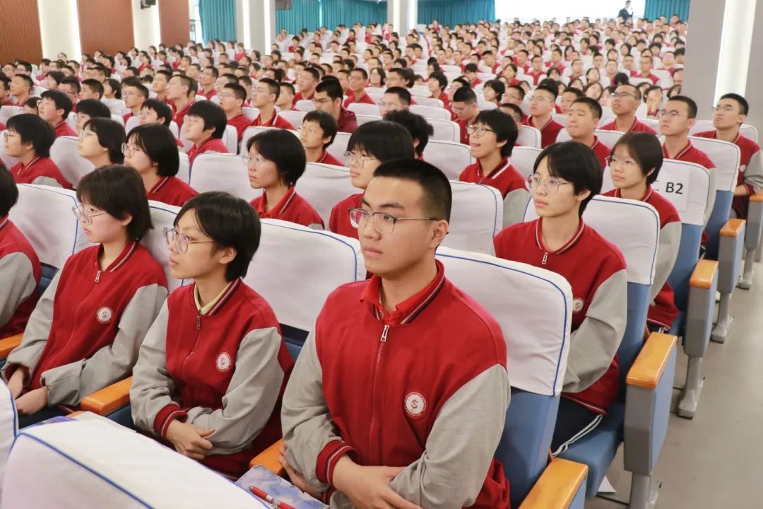 中國人民解放軍海軍潛艇學院授予我?！皟?yōu)質生源基地”牌