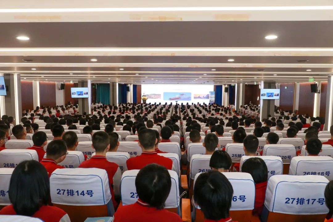 中國人民解放軍海軍潛艇學院授予我?！皟?yōu)質生源基地”牌