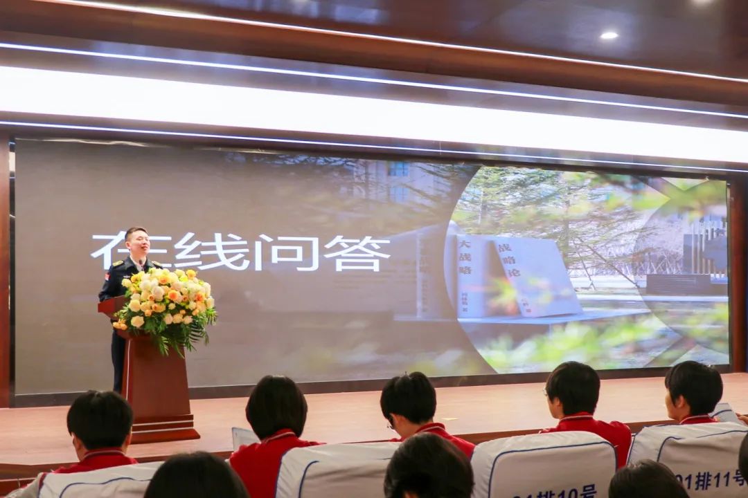 中國人民解放軍海軍潛艇學院授予我?！皟?yōu)質生源基地”牌