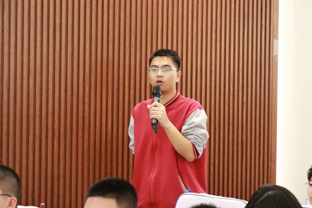 中國人民解放軍海軍潛艇學院授予我?！皟?yōu)質生源基地”牌