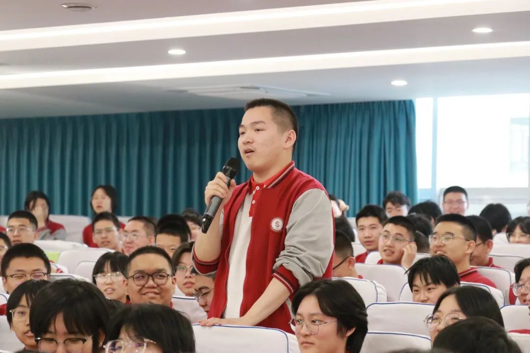 中國人民解放軍海軍潛艇學院授予我?！皟?yōu)質生源基地”牌