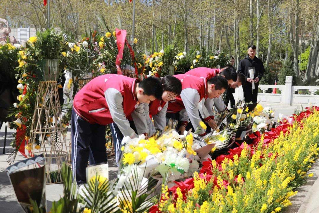 緬懷先烈志 共鑄中華魂丨私立一中開展清明祭掃活動