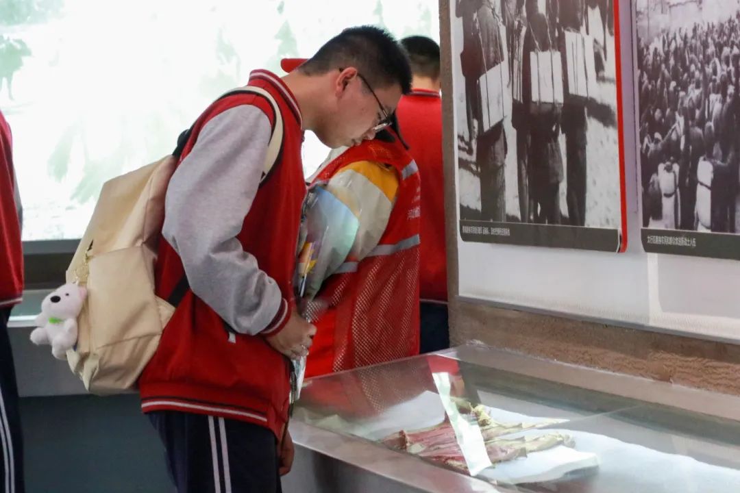 緬懷先烈志 共鑄中華魂丨私立一中開展清明祭掃活動