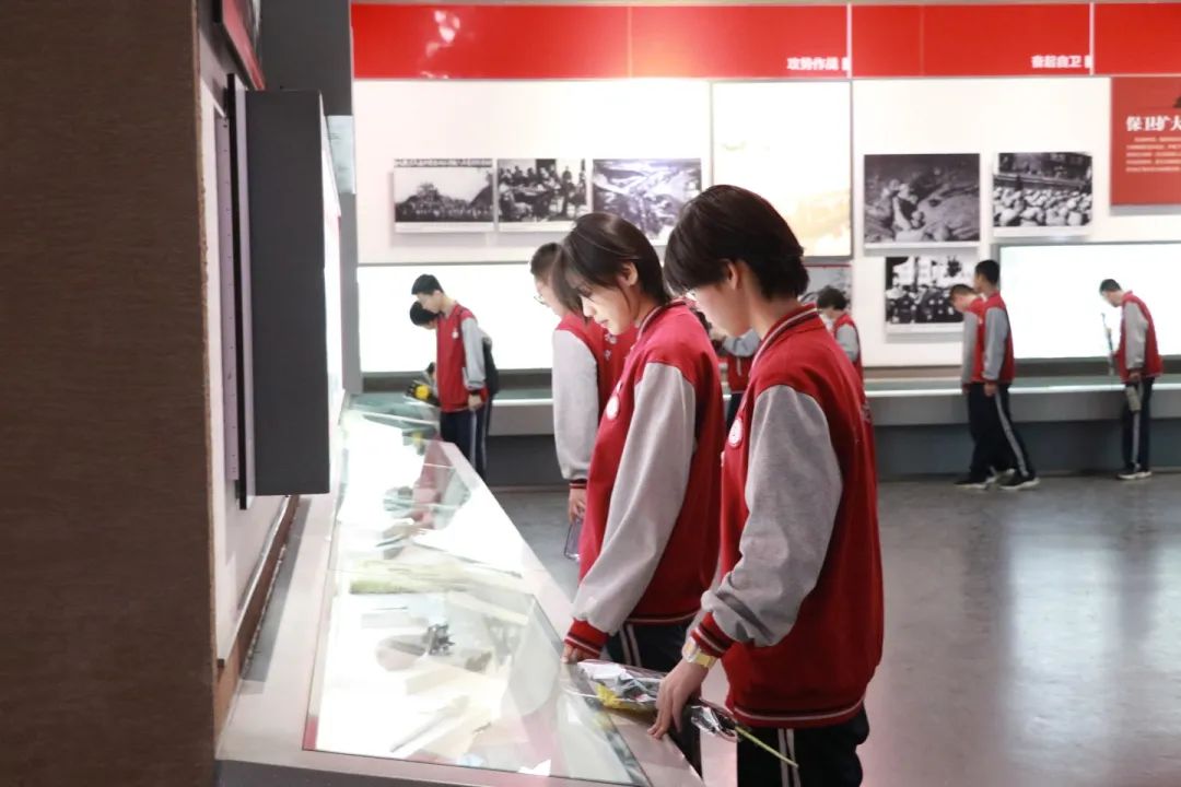 緬懷先烈志 共鑄中華魂丨私立一中開展清明祭掃活動