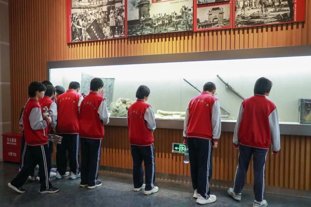 緬懷先烈志 共鑄中華魂丨私立一中開展清明祭掃活動