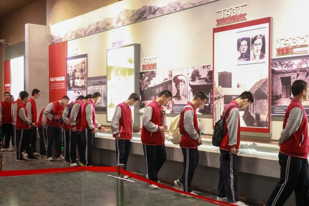 緬懷先烈志 共鑄中華魂丨私立一中開展清明祭掃活動