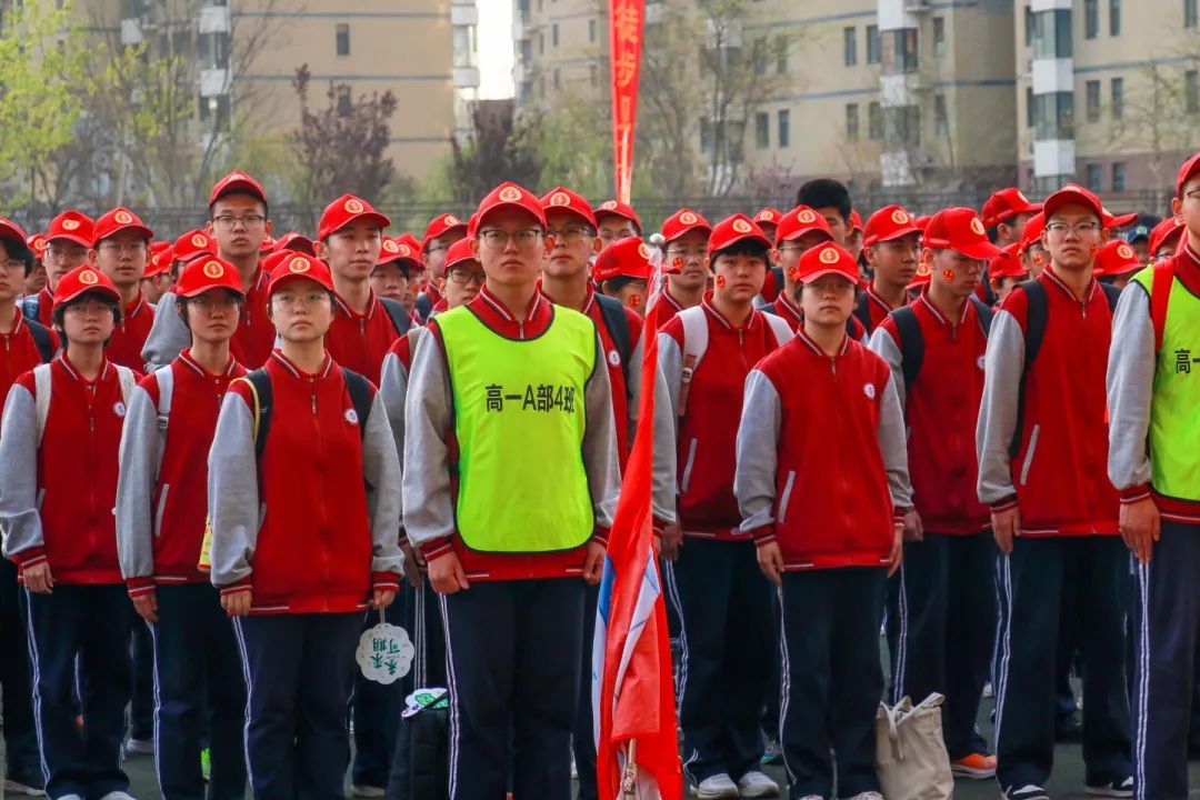 青春無(wú)畏，行路致遠(yuǎn)，私立一中學(xué)子用腳步丈量青春！