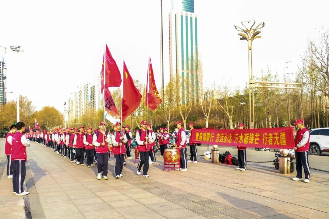 青春無(wú)畏，行路致遠(yuǎn)，私立一中學(xué)子用腳步丈量青春！
