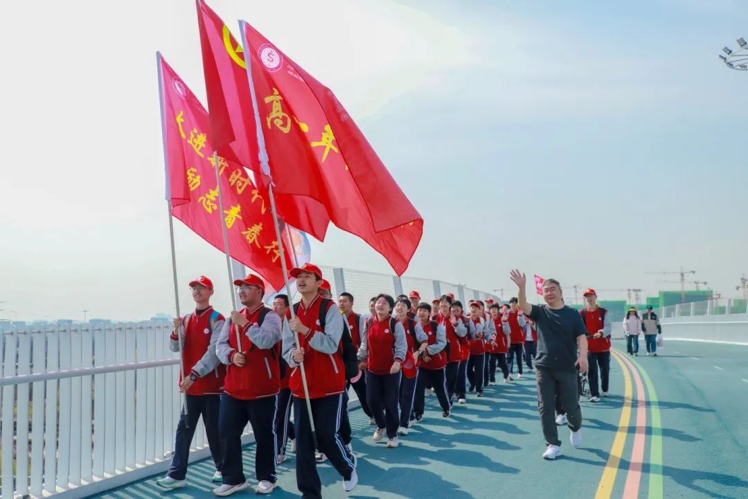 青春無(wú)畏，行路致遠(yuǎn)，私立一中學(xué)子用腳步丈量青春！