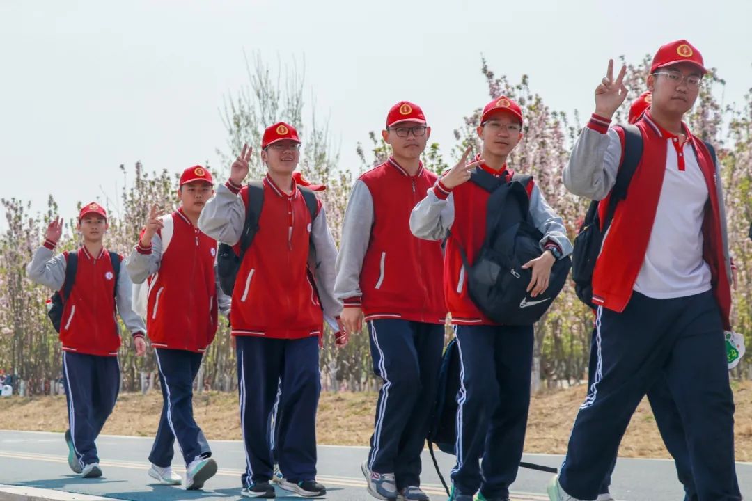 青春無(wú)畏，行路致遠(yuǎn)，私立一中學(xué)子用腳步丈量青春！