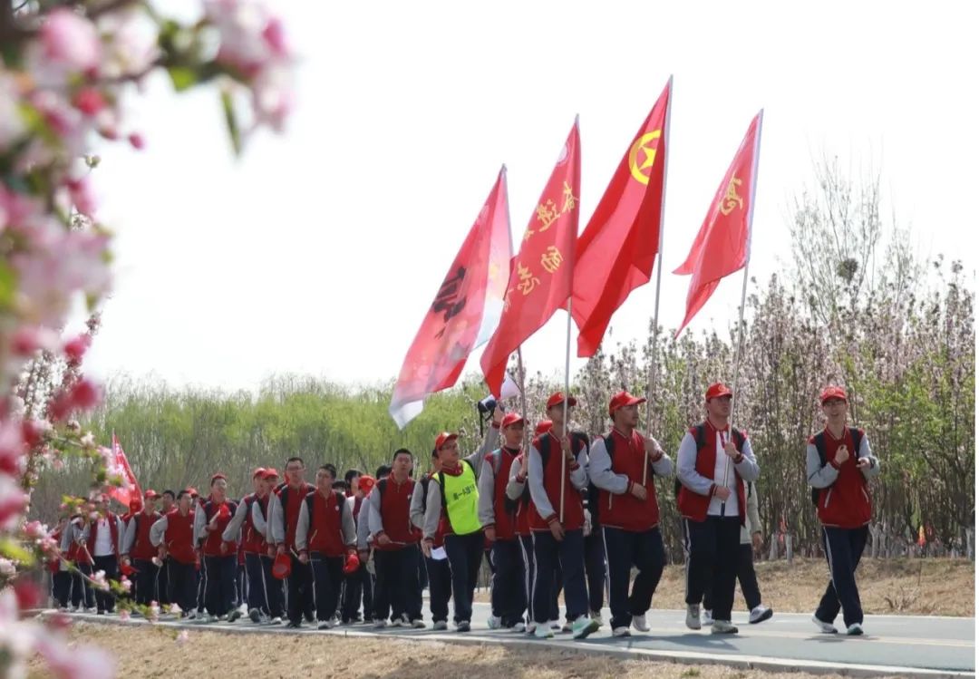 青春無(wú)畏，行路致遠(yuǎn)，私立一中學(xué)子用腳步丈量青春！