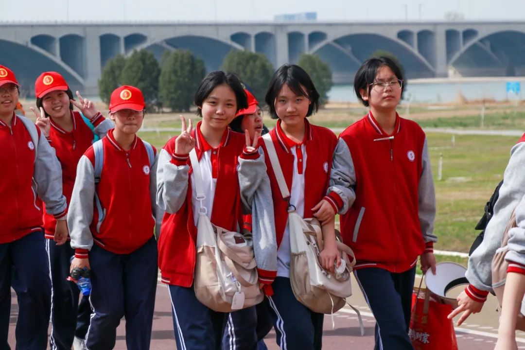 青春無(wú)畏，行路致遠(yuǎn)，私立一中學(xué)子用腳步丈量青春！