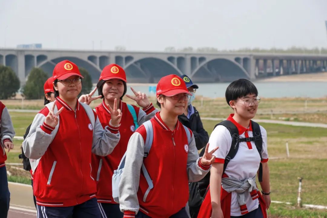 青春無(wú)畏，行路致遠(yuǎn)，私立一中學(xué)子用腳步丈量青春！