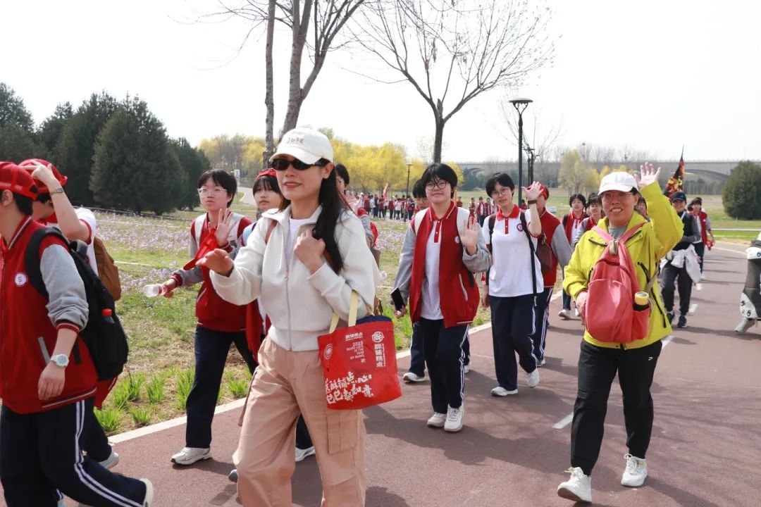 青春無(wú)畏，行路致遠(yuǎn)，私立一中學(xué)子用腳步丈量青春！