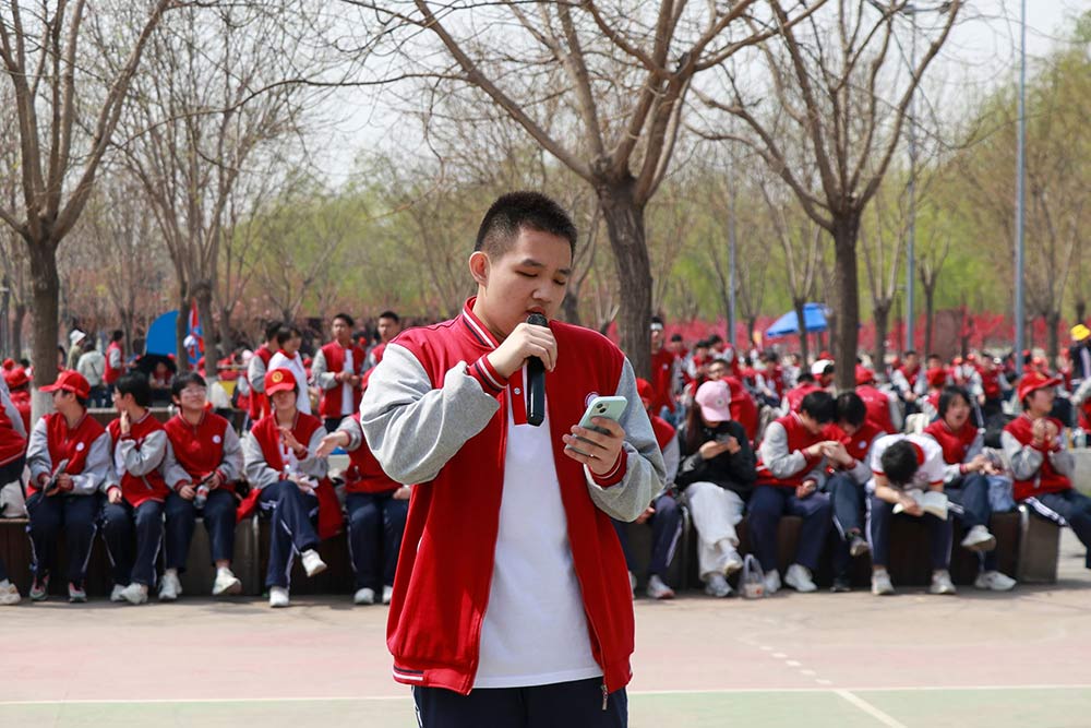 青春無(wú)畏，行路致遠(yuǎn)，私立一中學(xué)子用腳步丈量青春！