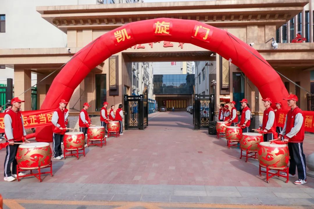 青春無(wú)畏，行路致遠(yuǎn)，私立一中學(xué)子用腳步丈量青春！