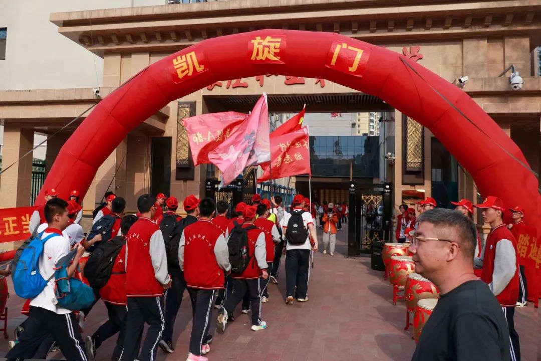 青春無(wú)畏，行路致遠(yuǎn)，私立一中學(xué)子用腳步丈量青春！