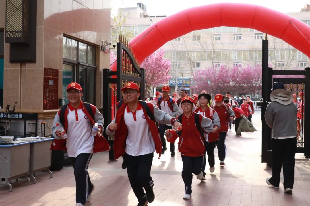 青春無(wú)畏，行路致遠(yuǎn)，私立一中學(xué)子用腳步丈量青春！