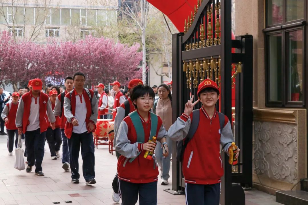青春無(wú)畏，行路致遠(yuǎn)，私立一中學(xué)子用腳步丈量青春！